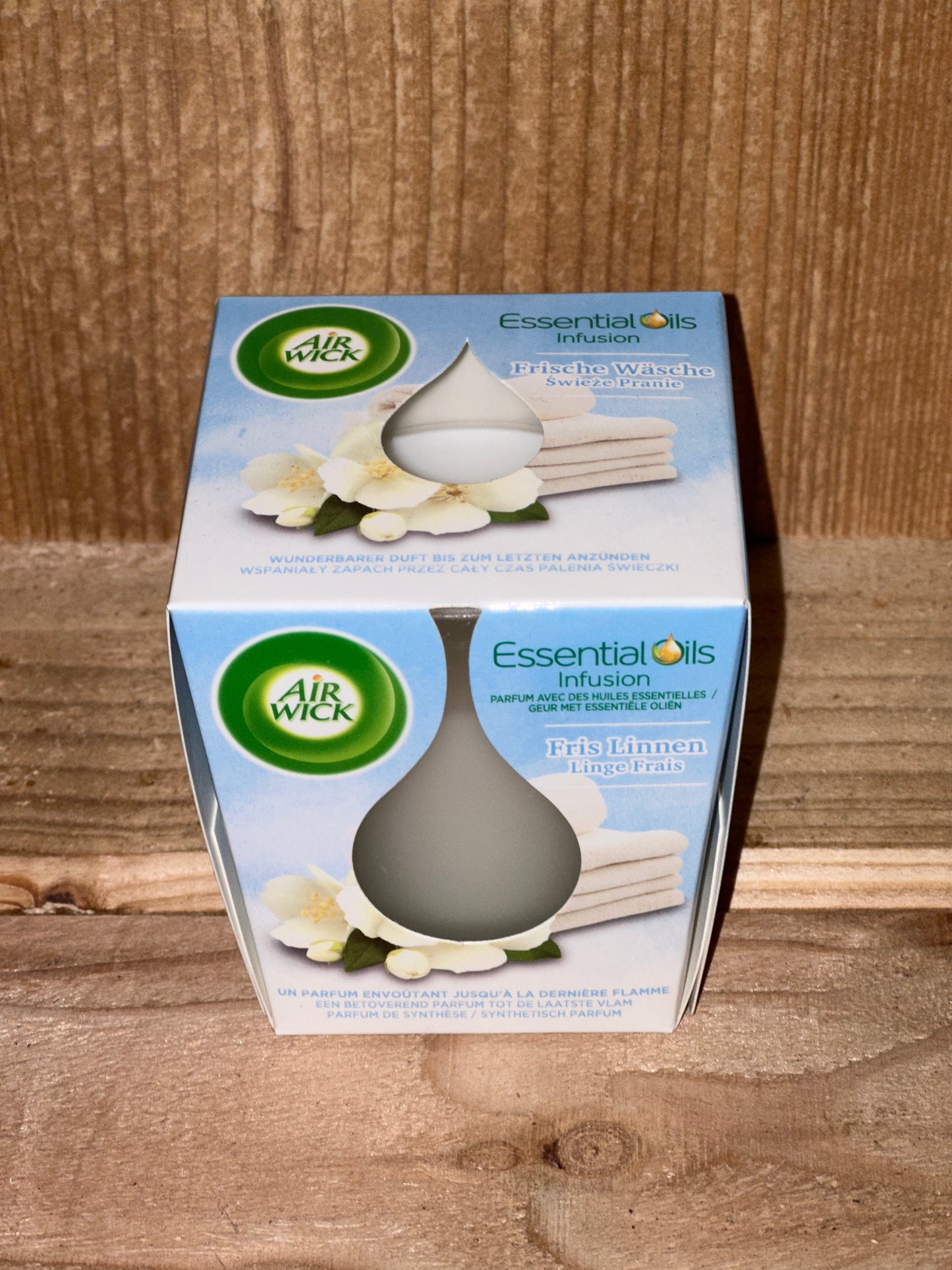 AirWick - Essential Oils Infusion (Duftkerze: frische Wäsche)