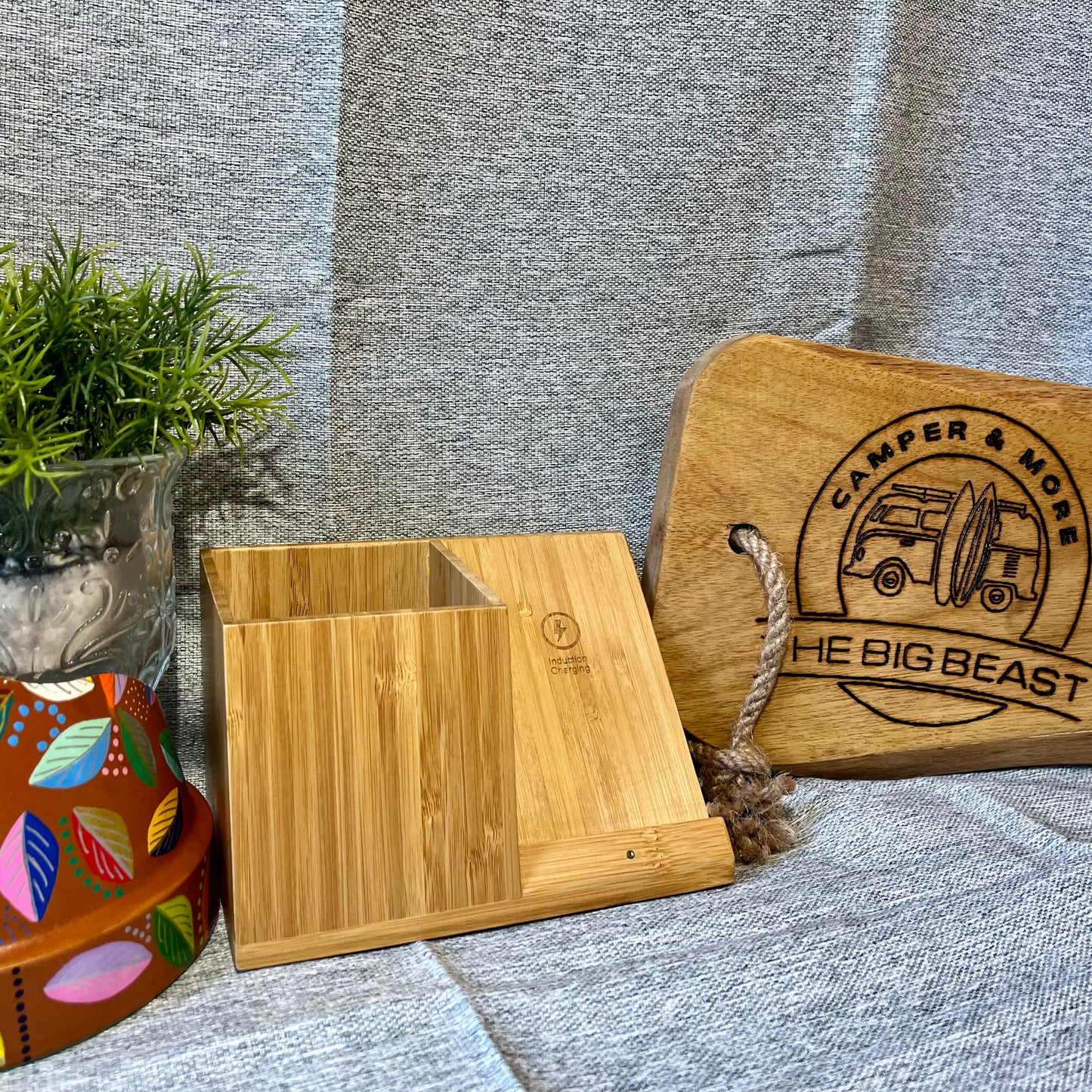 Bambus Desk Organizer mit Qi Ladefunktion