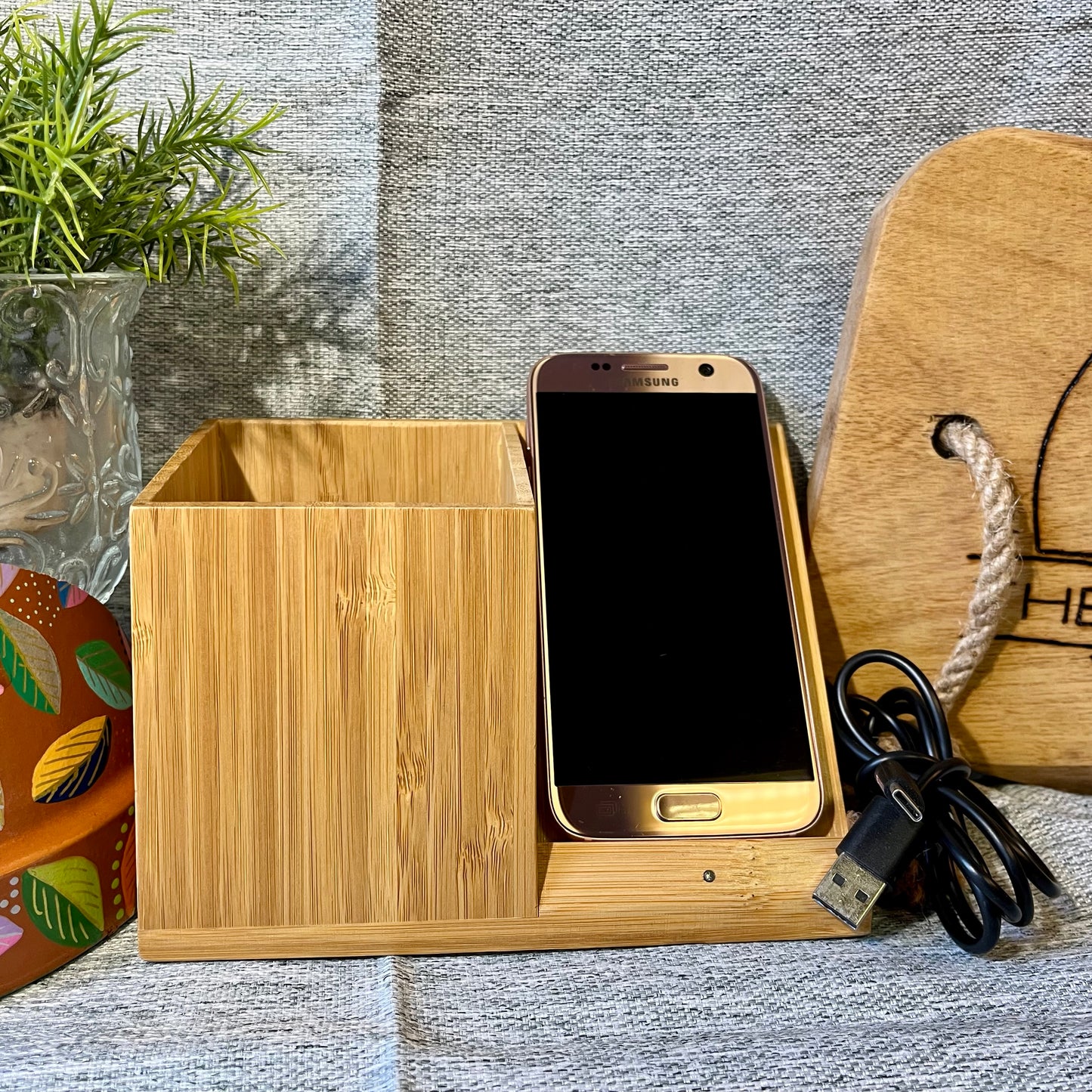 Bambus Desk Organizer mit Qi Ladefunktion