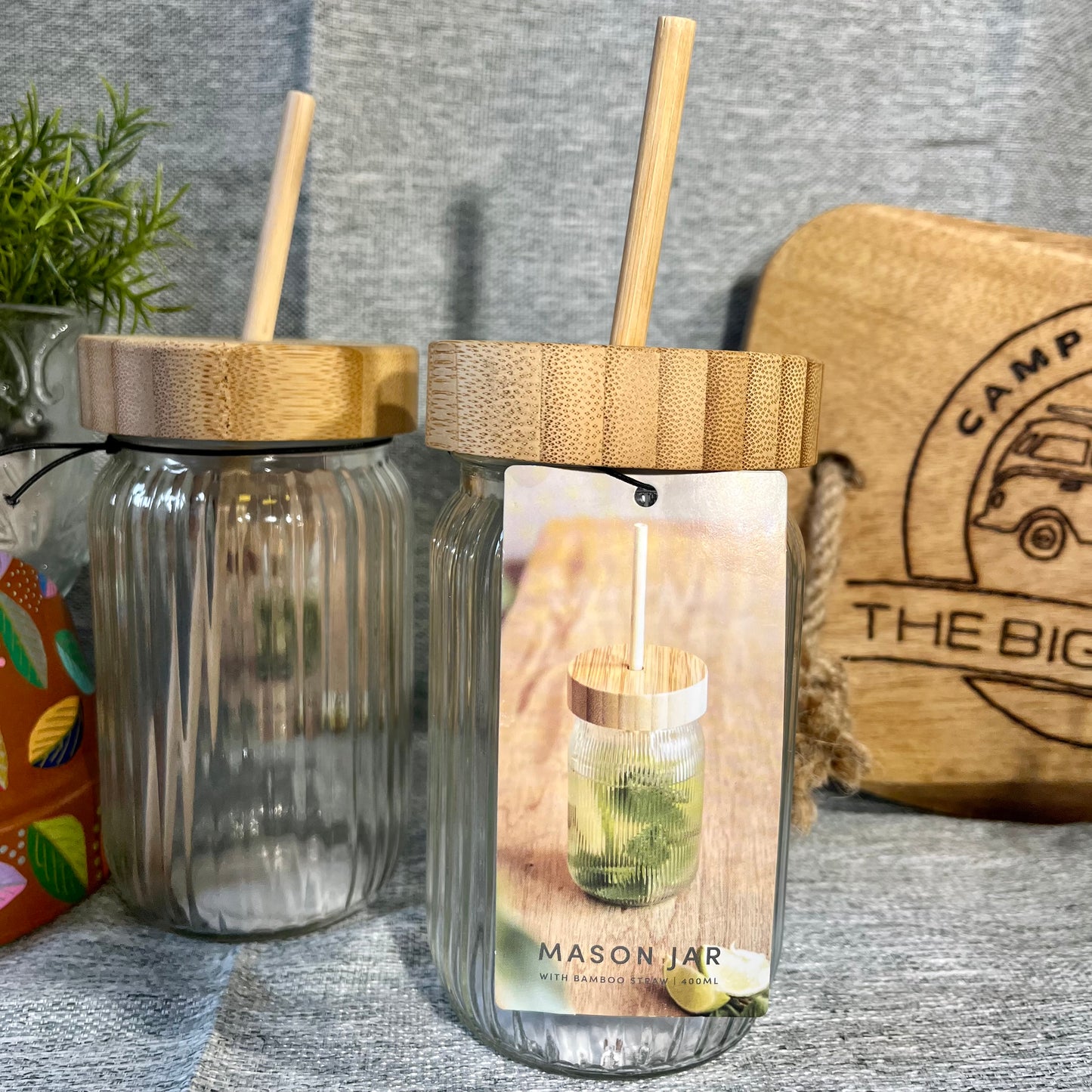 Trinkglas mit Bambus-Schraubdeckel und Bambus-Strohalm